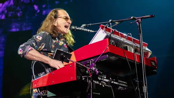 Geddy Lee Dedicates Song to His Holocaust Survivor Mother at October 7th RUSH Show: Watch