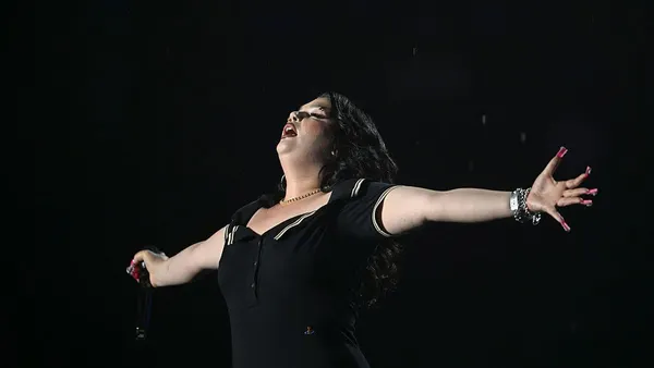 Lola Young Breaks Down in Tears During “Spiders” at Rock in Rio, Calls Brazilian Fans “the Best in the World”: Watch