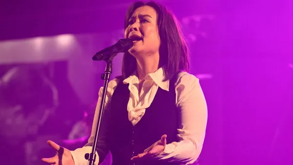 Mitski Unleashes Her Inner Cabaret Singer with “I’ll Change for You” on Colbert: Watch