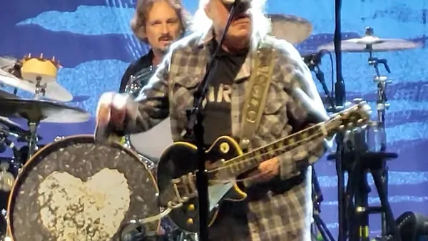 Neil Young Rips Guitar Strings While Chanting “Take America Back!” at Show with Willie Nelson: Watch