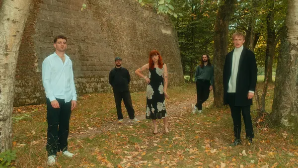 English Rockers DITZ Unveil New Single “Don Enzo Magic Carpet Salesman”: Stream