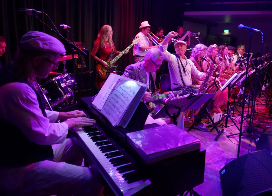 Shiny's Ballroom - Lola Swingt!