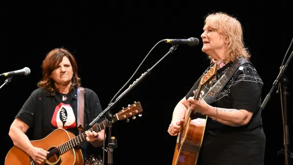 Indigo Girls’ Bus Driver Killed in Crash
