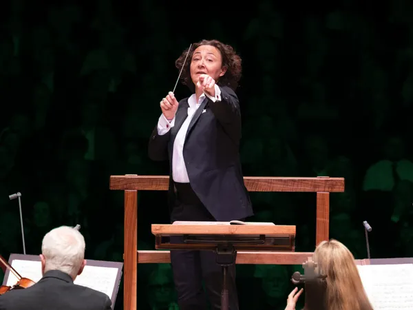 Stutzmann Conducts Beethoven + Shostakovich