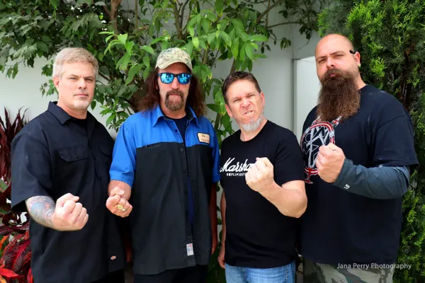 D.R.I., support: Faul Techniczny