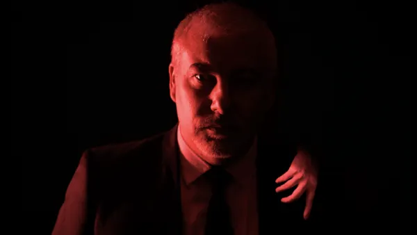 Anden i Glaset: Den Röda Showen