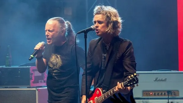 Bruce Dickinson Joins Billie Joe Armstrong Onstage to Cover “All the Young Dudes”: Watch