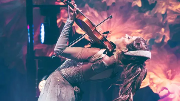 Lindsey Stirling Announces 2026 “Snow Waltz Holiday Tour”